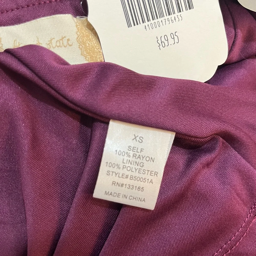 🌺 NWT Altar'd State Sz XS Wine Colored Backless Dress w/ a White Floral Design - Picture 6 of 6